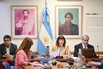 Buenos Aires, Argentina.- En las fotos tomadas el 28 de noviembre del 2023, durante la Comisión de Juicio Político para emitir dictamen en el caso de la Corte. El bloque Frente de Todos de la Cámara de Diputados consiguió dictámenes de mayoría en la comisión de juicio político para avanzar en el proceso a los cuatro jueces de la Corte Suprema de Justicia, a quienes acusan "de mal desempeño de sus funciones" en las causas por la derogación de la ley del Consejo de la Magistratura, los fallos de coparticipación y de la ley del 2x1 en favor de represores, y el manejo de la obra social del Poder Judicial.