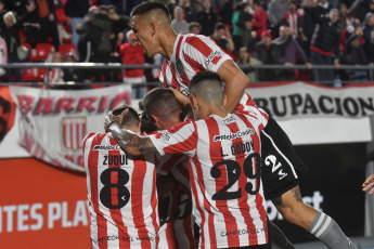 La Plata, Argentina.- En las fotos tomadas el 5 de noviembre del 2023, Estudiantes de La Plata enfrentó a Defensa y Justicia en la continuidad de la fecha 12 de la Zona B en la Copa de la Liga Profesional en el Estadio Jorge Luis Hirschi. Estudiantes de La Plata venció 2-1 a Defensa y Justicia Gracias a los tantos de Franco Zapiola y Fernando Zuqui (descontó Tomás Cardona de penal), el cuadro platense sumó tres puntos para la lucha para ingresar a la Libertadores.