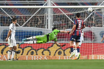 Buenos Aires, Argentina.- En las fotos tomadas el 27 de noviembre del 2023, durante el partido entre San Lorenzo y Central Córdoba en el Estadio Nuevo Gasómetro. San Lorenzo logró vencer a Central Córdoba por 2-0 gracias al gol de Jalil Elías y el cabezazo de Gastón Hernández y, gracias al empate de Estudiantes de La Plata ante Lanús, por lo que finalmente aseguró su regreso a la CONMEBOL Libertadores 2024.