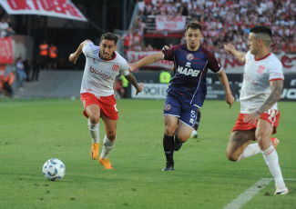 La Plata, Argentina.- En las fotos tomadas el 27 de noviembre del 2023, durante el partido entre Estudiantes y Lanús en la última fecha de la Zona B de la Copa Liga Profesional en el estadio Jorge Luis Hirschi. Estudiantes igualó por 1-1 con Lanús. Ambos finalizaron en puestos de Copa Sudamericana y el León podrá llegar a la Libertadores sólo si gana la Copa Argentina.