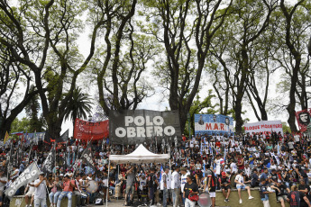 Buenos Aires, Argentina.- En las fotos tomadas el 23 de noviembre del 2023, organizaciones sociales, entre ellas el polo Obrero, realizan un plenario nacional piquetero contra las medidas anunciadas por el Presidente electo Javier Milei. Delegados de todo el país discutirán un "plan de lucha contra el ajuste" y luego marcharán a Plaza de Mayo para acompañar a las Madres de Plaza de Mayo, en rechazo al negacionismo del terrorismo de Estado.