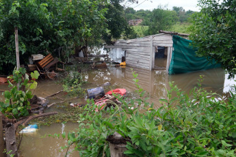 Corrientes, Argentina.- En las fotos tomadas el 10 de noviembre del 2023, muestra las zonas afectadas por las fuertes lluvias en la provincia de Corrientes, Argentina. El número de evacuados y autoevacuados en las localidades ribereñas de Corrientes ha aumentado y ya supera las 2.000 personas afectadas por la crecida de los ríos Paraná y Uruguay. Esta situación se agrava debido a las precipitaciones que están ocurriendo en gran parte del territorio provincial.