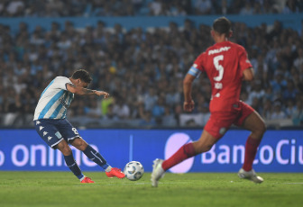 Buenos Aires, Argentina.- En las fotos tomadas el 28 de noviembre del 2023, durante el partido entre Racing y Belgrano en el Estadio Presidente Perón en un encuentro válido por la 14ta y última jornada de la Zona B de la Copa de la Liga Profesional. Racing Club goleó 4-1 a Belgrano de Córdoba y se afirmó en la punta de la Zona B de la Copa de la Liga Profesional. Los tantos fueron marcados por Gabriel Huache y Juan Fernando Quintero en dos oportunidades.