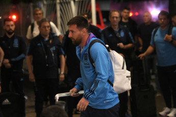 Río de Janeiro, Brasil.- En las fotos tomadas el 20 de noviembre del 2023, el equipo argentino fue recibido en Río de Janeiro por los hinchas y se prepara para el clásico por las Eliminatorias, en el Maracaná. El equipo campeón del mundo, se enfrentará a Brasil por la quinta fecha de las Eliminatorias para el Mundial 2026 que se llevará a cabo en Canadá, Estados Unidos y México.