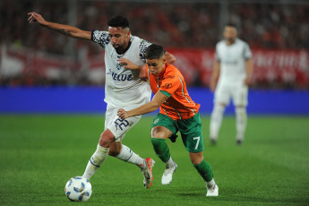 Buenos Aires, Argentina.- En las fotos tomadas el 12 de noviembre del 2023, durante el partido entre Independiente y Banfield en busca de la clasificación a cuartos de final de la Copa de la Liga Profesional de Fútbol (LPF), dentro de la continuidad de la 13ra. fecha de la Zona A. Independiente igualó sin goles con Banfield. El Rojo sumó un punto para quedar a un paso de los cuartos de final de la Copa de la Liga y el Taladro no corrió riesgos, luego de garantizarse una estadía en Primera División en la próxima temporada.