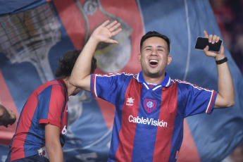 Buenos Aires, Argentina.- En las fotos tomadas el 23 de noviembre del 2023, durante el partido entre Defensa y Justicia y San Lorenzo en el estadio La Fortaleza, de Lanús en semifinales de la Copa Argentina. Defensa y Justicia venció 1-0 a San Lorenzo por lo que definirá el título y un cupo a la CONMEBOL Libertadores de 2024 con Estudiantes de La Plata, que eliminó a Boca Juniors. La final sería el miércoles 13 de diciembre.