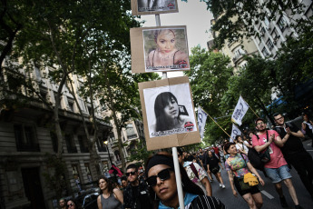 Buenos Aires, Argentina.- En las fotos tomadas el 20 de noviembre del 2023, durante la marcha del colectivo travesti-trans desde Plaza de Mayo hasta el Congreso, donde se exhibieron distintas pancartas, con los pedidos justicia y denuncias de pérdidas de vida de distintos referentes del colectivo. La actividad, se reedita para esta fecha desde 2020, y en esta edición tuvo como reclamo "el pedido de justicia por el travesticidio de Zoe López García", referente del Hotel Gondolín, asesinada por su pareja el pasado 11 de noviembre.