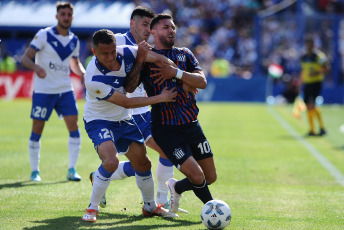 Buenos Aires, Argentina.- En las fotos tomadas el 5 de noviembre del 2023, durante el partido entre Vélez Sarsfield y Talleres de Córdoba en un partido válido por la fecha 12 de la Zona A en el estadio José Amalfitani. Vélez Sarsfield y Talleres de Córdoba igualaron 1-1. Rodrigo Garro y Claudio Aquino, ambos en el primer tiempo, marcaron los goles. El VAR, a cargo de Mauro Vigilano anuló un tanto que Lautaro Ovando marcaba para la visita.