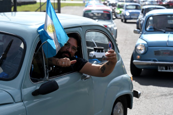 Buenos Aires, Argentina.- En las fotos tomadas el 5 de noviembre del 2023, más de 600 autos Fiat 600 realizaron una colorida caravana que partió desde la pista del Autódromo de la Ciudad de Buenos Aires hasta el "Museo del Fitito", ubicado en el municipio bonaerense de Tres de Febrero, donde se congregaron en busca de un récord Guinness de mayor concentración de estos vehículos.