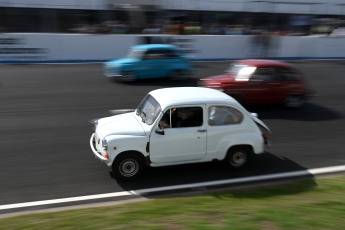 Buenos Aires, Argentina.- En las fotos tomadas el 5 de noviembre del 2023, más de 600 autos Fiat 600 realizaron una colorida caravana que partió desde la pista del Autódromo de la Ciudad de Buenos Aires hasta el "Museo del Fitito", ubicado en el municipio bonaerense de Tres de Febrero, donde se congregaron en busca de un récord Guinness de mayor concentración de estos vehículos.