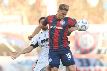 Buenos Aires, Argentina.- En las fotos tomadas el 27 de noviembre del 2023, durante el partido entre San Lorenzo y Central Córdoba en el Estadio Nuevo Gasómetro. San Lorenzo logró vencer a Central Córdoba por 2-0 gracias al gol de Jalil Elías y el cabezazo de Gastón Hernández y, gracias al empate de Estudiantes de La Plata ante Lanús, por lo que finalmente aseguró su regreso a la CONMEBOL Libertadores 2024.