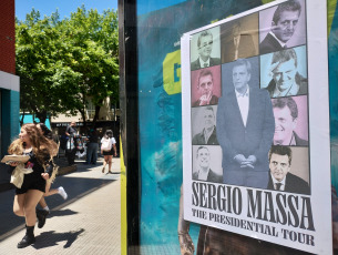 Buenos Aires, Argentina.- En las fotos tomadas el 10 de noviembre del 2023, muestra la publicidad política realizada en el marco de los conciertos que realiza Taylor Swift en Buenos Aires, Argentina. La figura pop se convirtió en un asunto político de primer orden de cara al segundo turno de las elecciones presidenciales argentinas. En algunos carteles de las fans se lee, "Swiftie no vota a (Javier) Milei", "Milei es (Donald) Trump", se convirtieron en consignas comunes.