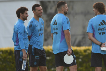 Buenos Aires, Argentina.- En las fotos tomadas el 14 de noviembre del 2023, la Selección Argentina, encabezada por Lionel Messi, durante una sesión de entrenamiento en Ezeiza, prepara la última doble fecha de Eliminatorias Sudamericanas del año, en la que enfrentará a Uruguay y Brasil. La Albiceleste, recibirá a la Celeste este jueves (16) en La Bombonera y visitará a Brasil el próximo martes en el Maracaná.