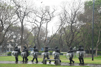 Buenos Aires, Argentina.- En las fotos tomadas el 31 de octubre del 2023, unas 600 personas resistían al intento de desalojo en Casa Santa Cruz, en el barrio porteño de Parque Patricios, donde viven 350 adultos y más de 100 niños, en medio de un megaoperativo de la Policía de la Ciudad. Las más de 100 familias llegaron a un acuerdo para postergar el desalojo ordenado por la Justicia y que se abra una mesa de trabajo durante un período máximos de seis meses, cuyo objetivo es encontrar una solución habitacional definitiva.