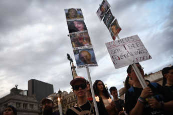 Buenos Aires, Argentina.- En las fotos tomadas el 20 de noviembre del 2023, durante la marcha del colectivo travesti-trans desde Plaza de Mayo hasta el Congreso, donde se exhibieron distintas pancartas, con los pedidos justicia y denuncias de pérdidas de vida de distintos referentes del colectivo. La actividad, se reedita para esta fecha desde 2020, y en esta edición tuvo como reclamo "el pedido de justicia por el travesticidio de Zoe López García", referente del Hotel Gondolín, asesinada por su pareja el pasado 11 de noviembre.