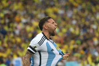 Río de Janeiro, Brasil.- En las fotos tomadas el 21 de noviembre del 2023, durante el partido entre la Selección Argentina y la de Brasil en un clásico que cerró el año de las Eliminatorias Sudamericanas, por la sexta fecha rumbo al Mundial de 2026. En medio de tensiones, la Selección Argentina logró una victoria por 1-0 en la visita a Brasil, lo que le permitió mantenerse en la cima de la tabla y provocarle la primera derrota al equipo local en esta competencia en su país.