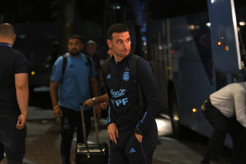 Río de Janeiro, Brasil.- En las fotos tomadas el 20 de noviembre del 2023, el equipo argentino fue recibido en Río de Janeiro por los hinchas y se prepara para el clásico por las Eliminatorias, en el Maracaná. El equipo campeón del mundo, se enfrentará a Brasil por la quinta fecha de las Eliminatorias para el Mundial 2026 que se llevará a cabo en Canadá, Estados Unidos y México.