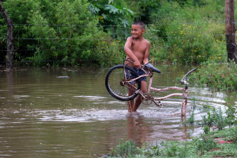 Corrientes, Argentina.- En las fotos tomadas el 10 de noviembre del 2023, muestra las zonas afectadas por las fuertes lluvias en la provincia de Corrientes, Argentina. El número de evacuados y autoevacuados en las localidades ribereñas de Corrientes ha aumentado y ya supera las 2.000 personas afectadas por la crecida de los ríos Paraná y Uruguay. Esta situación se agrava debido a las precipitaciones que están ocurriendo en gran parte del territorio provincial.