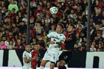 Rosario, Argentina.- En las fotos tomadas el 5 de noviembre del 2023, durante el partido entre Sarmiento y Newell's por la fecha 12 de la Copa de la Liga en el Estadio Marcelo Bielsa. Sarmiento de Junín dio el golpe en Rosario y venció 1-0 a Newell’s con gol de Juan Cruz Kaprof.