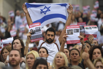 Buenos Aires- En la foto tomada el 17 de noviembre de 2023, estudiantes, graduados y docentes universitarios expresaron su preocupación por el recrudecimiento de consignas antisemitas en las universidades a raíz del conflicto entre Israel y el movimiento islamista palestino Hamas, y se convocaron en las escalinatas de la Facultad de Derecho de la Universidad de Buenos Aires (UBA) donde exigieron la liberación de los más de doscientos rehenes secuestrados el pasado 7 de octubre.