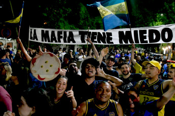 Buenos Aires, Argentina.- En las fotos tomadas el 28 de noviembre del 2023, miles de hinchas de Boca marcharon en apoyo a Riquelme. A pedido de la dupla Macri-Ibarra, la Justicia resolvió suspender las elecciones previstas para este domingo en el club de Boca Juniors. Los hinchas realizaron un multitudinario banderazo frente a La Bombonera para manifestarse en contra de la intervención judicial en la votación del club.