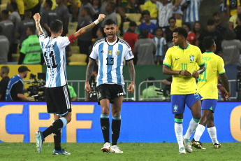 Río de Janeiro, Brasil.- En las fotos tomadas el 21 de noviembre del 2023, durante el partido entre la Selección Argentina y la de Brasil en un clásico que cerró el año de las Eliminatorias Sudamericanas, por la sexta fecha rumbo al Mundial de 2026. En medio de tensiones, la Selección Argentina logró una victoria por 1-0 en la visita a Brasil, lo que le permitió mantenerse en la cima de la tabla y provocarle la primera derrota al equipo local en esta competencia en su país.