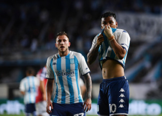 Buenos Aires, Argentina.- En las fotos tomadas el 5 de noviembre del 2023, durante el partido entre Racing Club y Central Córdoba de Santiago del Estero, por la fecha 12 de la Copa de la Liga Profesional en el Estadio Presidente Perón. Racing igualó 1-1 en Avellaneda con Central Córdoba de Santiago del Estero. El encuentro, contó con los goles de Roger Martínez y Mateo Sanabria.