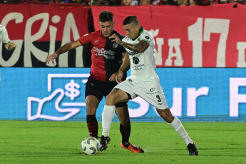 Rosario, Argentina.- En las fotos tomadas el 5 de noviembre del 2023, durante el partido entre Sarmiento y Newell's por la fecha 12 de la Copa de la Liga en el Estadio Marcelo Bielsa. Sarmiento de Junín dio el golpe en Rosario y venció 1-0 a Newell’s con gol de Juan Cruz Kaprof.