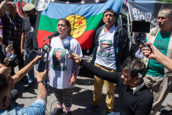 Rio Negro, Argentina.- En las fotos tomadas el 29 de noviembre del 2023, las personas esperan por el veredicto del Tribunal Oral Federal (TOF) de General Roca, en el juicio por el asesinato del joven mapuche Rafael Nahuel cometido el 25 de noviembre de 2017, durante un operativo del Grupo Albatros en un predio en disputa entre la comunidad mapuche Lafken Winkul Mapu y la Dirección de Parques Nacionales en Villa Mascardi, Bariloche.