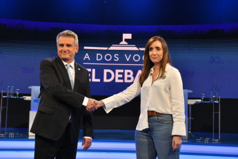 Buenos Aires, Argentina.- En las fotos tomadas el 8 de noviembre del 2023, el candidato a vicepresidente de Unión por la Patria, Agustín Rossi (izquierda), de Unión por la Patria (UxP) y Victoria Villarruel (derecha), de La Libertad Avanza (LLA), participaron en su segundo debate televisado para intercambiar ideas sobre las plataformas clave de sus respectivos partidos.