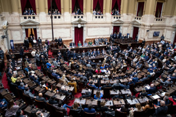 Buenos Aires, Argentina.- En las fotos tomadas el 2 de noviembre del 2023, la Asamblea Legislativa deliberaba para proclamar formalmente las fórmulas encabezadas por el ministro de Economía y candidato presidencial de Unión por la Patria (UxP), Sergio Massa, y el postulante de La Libertad Avanza (LLA), Javier Milei, -ambos presentes en el recinto- que competirán el domingo 19 de noviembre en el balotaje para definir quién será el nuevo jefe de Estado desde el 10 de diciembre, según lo establecido por la Constitución Nacional.