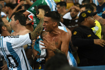 Río de Janeiro, Brasil.- En las fotos tomadas el 21 de noviembre del 2023, simpatizantes de la Albiceleste fueron reprimidos por la policía militar en la tribuna del estadio Maracaná en Río de Janeiro. Ante la represión por parte de los uniformados, los jugadores dirigidos por Lionel Scaloni se acercaron a defender a los hinchas que estaban siendo castigados por gendarmes. Frente a esto, Lionel Messi lideró a la selección de Argentina al retirarse del campo de juego rumbo al vestuario, lo que provocó que el partido por las eliminatorias de la Copa Mundial comenzara con un retraso de 27 minutos.