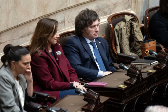 Buenos Aires, Argentina.- En las fotos tomadas el 2 de noviembre del 2023, la Asamblea Legislativa deliberaba para proclamar formalmente las fórmulas encabezadas por el ministro de Economía y candidato presidencial de Unión por la Patria (UxP), Sergio Massa, y el postulante de La Libertad Avanza (LLA), Javier Milei (derecha), -ambos presentes en el recinto- que competirán el domingo 19 de noviembre en el balotaje para definir quién será el nuevo jefe de Estado desde el 10 de diciembre, según lo establecido por la Constitución Nacional.