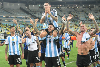 Río de Janeiro, Brasil.- En las fotos tomadas el 21 de noviembre del 2023, durante el partido entre la Selección Argentina y la de Brasil en un clásico que cerró el año de las Eliminatorias Sudamericanas, por la sexta fecha rumbo al Mundial de 2026. En medio de tensiones, la Selección Argentina logró una victoria por 1-0 en la visita a Brasil, lo que le permitió mantenerse en la cima de la tabla y provocarle la primera derrota al equipo local en esta competencia en su país.