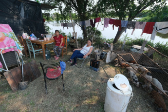 Corrientes, Argentina.- En las fotos tomadas el 8 de noviembre del 2023, Corrientes registra más de mil evacuados y gran cantidad de familias autoevacuadas en localidades ribereñas por la creciente de los ríos Paraná y Uruguay, informó la Dirección de Defensa de Defensa Civil de la provincia, aunque adelantaron que se espera el comienzo de la bajante, que comenzaría en 48 o 72 horas. El jefe de Operaciones de Defensa Civil, Orlando Bertoni, confirmó que los afectados superarían las 1200 personas entre evacuados y autoevacuados.