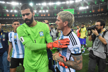 Río de Janeiro, Brasil.- En las fotos tomadas el 21 de noviembre del 2023, simpatizantes de la Albiceleste fueron reprimidos por la policía militar en la tribuna del estadio Maracaná en Río de Janeiro. Ante la represión por parte de los uniformados, los jugadores dirigidos por Lionel Scaloni se acercaron a defender a los hinchas que estaban siendo castigados por gendarmes. Frente a esto, Lionel Messi lideró a la selección de Argentina al retirarse del campo de juego rumbo al vestuario, lo que provocó que el partido por las eliminatorias de la Copa Mundial comenzara con un retraso de 27 minutos.