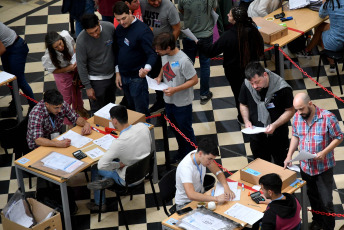 Buenos Aires, Argentina.- En las fotos tomadas el 22 de noviembre del 2023, el escrutinio definitivo de la segunda vuelta de las elecciones nacionales en la provincia de Buenos Aires, en las que Javier Milei se consagró el domingo último como el próximo presidente, se realiza en el Pasaje Dardo Rocha de la ciudad de La Plata. El conteo definitivo -que es el único que tiene validez legal- se inicia 48 horas después de terminada la elección y está a cargo de la justicia electoral.