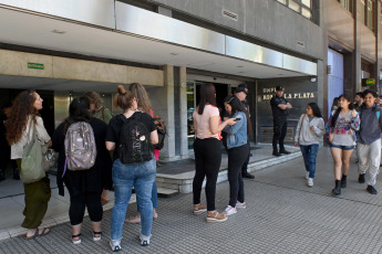 Buenos Aires, Argentina.- En las fotos tomadas el 24 de noviembre del 2023, el Ministerio de Mujeres, Géneros y Diversidad de la Nación recibió dos amenazas de bomba por teléfono en el edificio del barrio porteño de Monserrat por lo que intervienen la Policía Federal y la Brigada de Explosivos, mientras el personal fue evacuado, informaron fuentes policiales y oficiales.