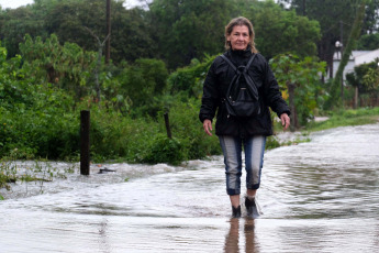 Corrientes, Argentina.- En las fotos tomadas el 10 de noviembre del 2023, muestra las zonas afectadas por las fuertes lluvias en la provincia de Corrientes, Argentina. El número de evacuados y autoevacuados en las localidades ribereñas de Corrientes ha aumentado y ya supera las 2.000 personas afectadas por la crecida de los ríos Paraná y Uruguay. Esta situación se agrava debido a las precipitaciones que están ocurriendo en gran parte del territorio provincial.