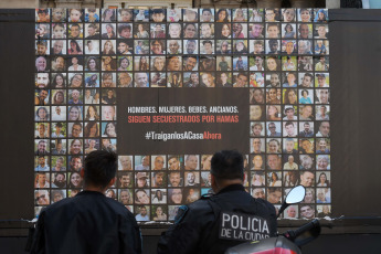 Buenos Aires, Argentina.- En las fotos tomadas el 6 de noviembre del 2023, unas 150 personas se reunieron en el Obelisco porteño para "visibilizar y empatizar" con la situación de las 240 personas que se encuentran secuestradas por el grupo Hamas desde el 7 de octubre pasado, a un mes del ataque contra Israel, donde confluyen distintas actividades, como la exposición de peluches con ojos vendados y un camión que lleva el rostro de los rehenes.