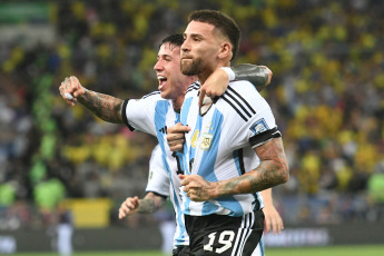 Río de Janeiro, Brasil.- En las fotos tomadas el 21 de noviembre del 2023, durante el partido entre la Selección Argentina y la de Brasil en un clásico que cerró el año de las Eliminatorias Sudamericanas, por la sexta fecha rumbo al Mundial de 2026. En medio de tensiones, la Selección Argentina logró una victoria por 1-0 en la visita a Brasil, lo que le permitió mantenerse en la cima de la tabla y provocarle la primera derrota al equipo local en esta competencia en su país.