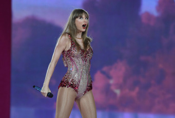 Buenos Aires.- En las fotos del 9 de noviembre, 2023, Taylor Swift , abrio hoy el primer show de los 3 programados en el país con con entradas agotadas en el estadio Monumental de River Plate.