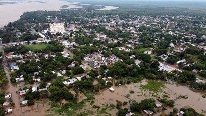 Corrientes, Argentina.- En las fotos tomadas el 10 de noviembre del 2023, muestra las zonas afectadas por las fuertes lluvias en la provincia de Corrientes, Argentina. El número de evacuados y autoevacuados en las localidades ribereñas de Corrientes ha aumentado y ya supera las 2.000 personas afectadas por la crecida de los ríos Paraná y Uruguay. Esta situación se agrava debido a las precipitaciones que están ocurriendo en gran parte del territorio provincial.