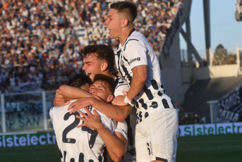 Córdoba, Argentina.- En las fotos tomadas el 26 de noviembre del 2023, durante el partido entre Talleres e Independiente en el Estadio Mario Alberto Kempes. Independiente venció 3-2 a Córdoba lo que le permitió clasificar a los cuartos de final de la Copa de la Liga como puntero de la Zona A.