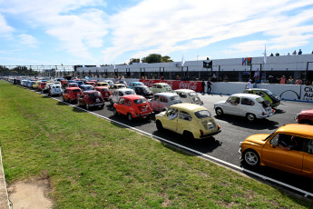 Buenos Aires, Argentina.- En las fotos tomadas el 5 de noviembre del 2023, más de 600 autos Fiat 600 realizaron una colorida caravana que partió desde la pista del Autódromo de la Ciudad de Buenos Aires hasta el "Museo del Fitito", ubicado en el municipio bonaerense de Tres de Febrero, donde se congregaron en busca de un récord Guinness de mayor concentración de estos vehículos.