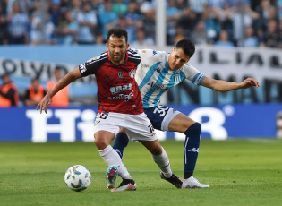 Buenos Aires, Argentina.- En las fotos tomadas el 5 de noviembre del 2023, durante el partido entre Racing Club y Central Córdoba de Santiago del Estero, por la fecha 12 de la Copa de la Liga Profesional en el Estadio Presidente Perón. Racing igualó 1-1 en Avellaneda con Central Córdoba de Santiago del Estero. El encuentro, contó con los goles de Roger Martínez y Mateo Sanabria.