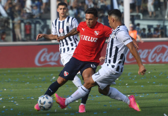 Córdoba, Argentina.- En las fotos tomadas el 26 de noviembre del 2023, durante el partido entre Talleres e Independiente en el Estadio Mario Alberto Kempes. Independiente venció 3-2 a Córdoba lo que le permitió clasificar a los cuartos de final de la Copa de la Liga como puntero de la Zona A.