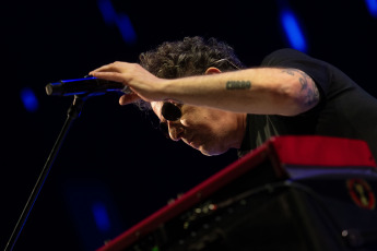 Buenos Aires, Argentina.- En las fotos tomadas el 15 de noviembre del 2023, Andrés Calamaro durante la primera de sus dos funciones en el Movistar Arena de Buenos Aires. Calamaro, ratificó que sigue portando la medalla de ser uno de los más grandes cancionistas que dio el rock argentino y uno de los más prolíficos creadores de éxitos arraigados en la memoria colectiva musical. El Salmón revisitó buena parte de su catálogo de clásicos y le rindió tributo a Diego Maradona.