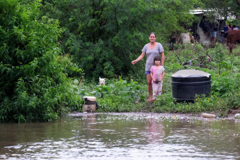 Corrientes, Argentina.- En las fotos tomadas el 10 de noviembre del 2023, muestra las zonas afectadas por las fuertes lluvias en la provincia de Corrientes, Argentina. El número de evacuados y autoevacuados en las localidades ribereñas de Corrientes ha aumentado y ya supera las 2.000 personas afectadas por la crecida de los ríos Paraná y Uruguay. Esta situación se agrava debido a las precipitaciones que están ocurriendo en gran parte del territorio provincial.