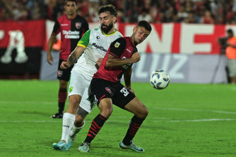 Rosario, Argentina.- En las fotos tomadas el 27 de noviembre del 2023, durante el partido entre Newell's y Defensa y Justicia en el estadio Marcelo Bielsa del Parque de la Independencia. Newell’s superó 3-0 a Defensa y Justicia en el cierre del ciclo técnico de Gabriel Heinze. Un doblete de Francisco González y un tanto de Gustavo Velázquez fueron los goles de La Lepra.